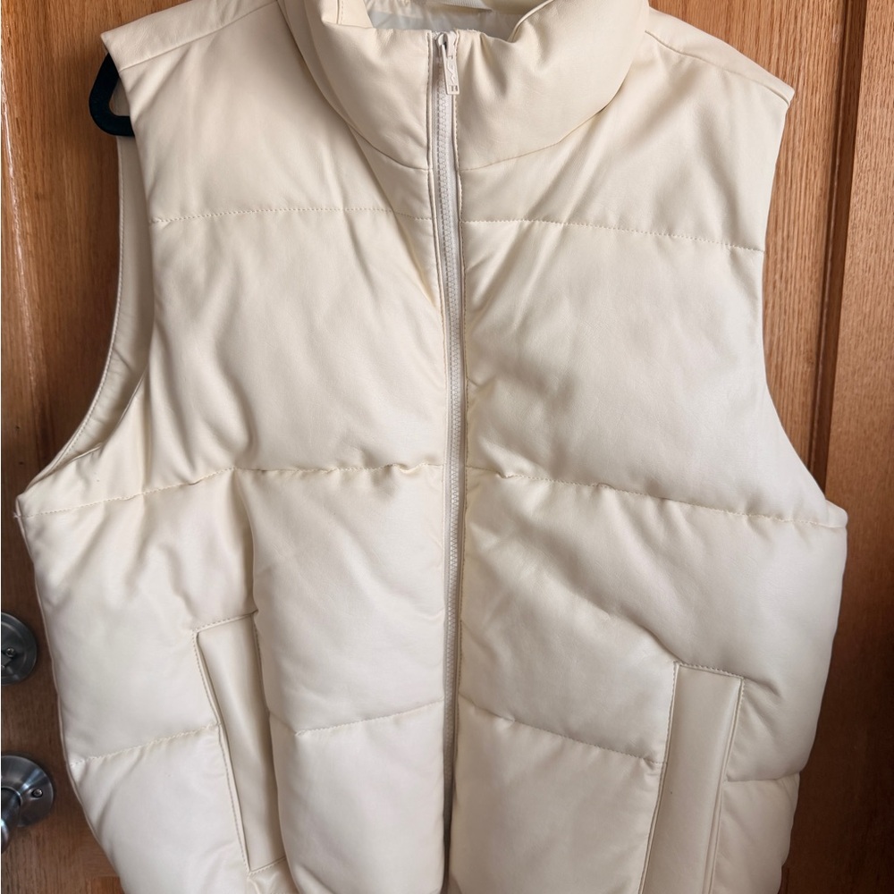 Hollister Off-White Puffer Vest